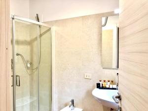 un bagno con doccia e lavandino di Heart Palace Fontana di Trevi a Roma Altre 11 foto