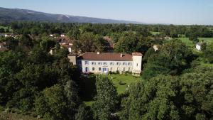 een luchtzicht op een groot wit huis met bomen bij Château de Verdalle in Verdalle