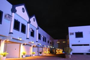 a large white building with lights in the night at Hotel Tennessee in Bragança Paulista