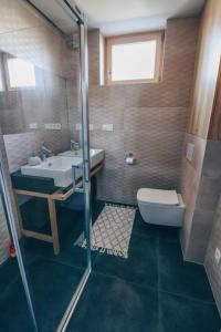 y baño con lavabo, aseo y ducha. en Stylish apartments at Penati Golf Resort, en Šajdíkove Humence