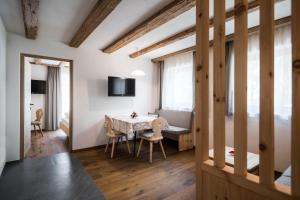 una habitación con mesa y sillas y un dormitorio en Chalet Dolomit, en San Lorenzo di Sebato