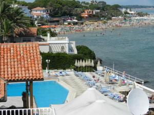Vaade basseinile majutusasutuses Hotel Ristorante Maga Circe või selle lähedal