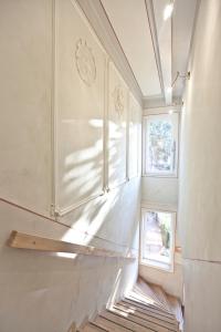 - un escalier dans une maison avec deux fenêtres dans l'établissement Altstadt Gästehaus, à Wittemberg