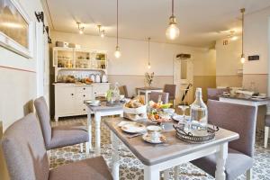 a kitchen and dining room with a table and chairs at Altstadt Gästehaus in Lutherstadt Wittenberg