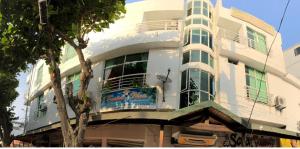 - un bâtiment blanc avec un balcon sur le côté dans l'établissement HOTEL GAIRA MAR, à Santa Marta