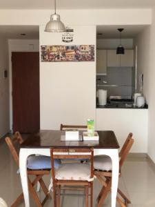einen Esstisch mit Stühlen und eine Küche in der Unterkunft Bell 1 in Buenos Aires
