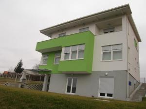 a green and white house at APARTMANI DA-DENT in Sveti Ivan Zelina