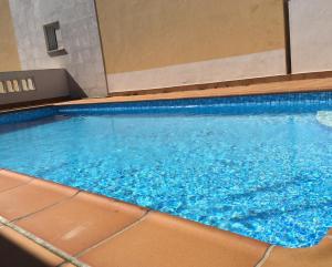 uma grande piscina com água azul em Casas do Mar - Baleal 2 - Sea House no Baleal