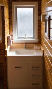 łazienka z umywalką i oknem w obiekcie Little Wanganui Hotel w mieście Little Wanganui