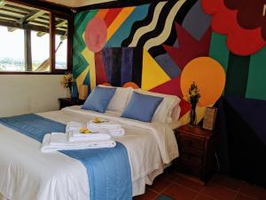 um quarto com uma cama com toalhas em Hotel Venus de Valdivia Aeropuerto em Tababela