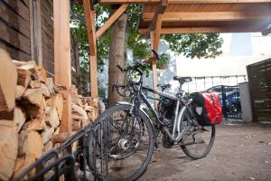 two bikes are parked next to a building at Altstadt Gästehaus in Lutherstadt Wittenberg