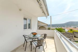 a balcony with a table and chairs and a view at House Ivana in Vinišće