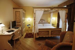 Un pat sau paturi într-o cameră la Hotel Bes & Spa