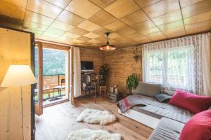 un soggiorno con divano e tavolo di Aroleid Lodge a Zermatt