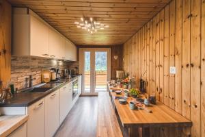 una cucina con pareti in legno e piano di lavoro in legno di Aroleid Lodge a Zermatt