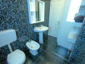 een badkamer met een toilet en een wastafel bij Roza's Studio Tirana Center in Tirana