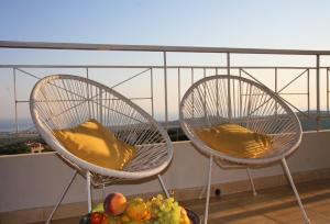 A balcony or terrace at 360 Panorama House - Gazing at Horizon and the Stars of the Galaxy in the night - Fresh Cool breeze most of the time - just 7 min from the beach
