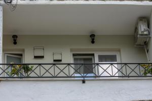een balkon met een leuning op een gebouw bij Roza's Studio Tirana Center in Tirana