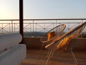 A balcony or terrace at 360 Panorama House - Gazing at Horizon and the Stars of the Galaxy in the night - Fresh Cool breeze most of the time - just 7 min from the beach
