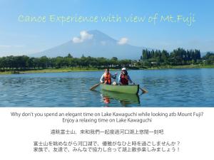 dos personas en una canoa en un lago en Fuji View Hotel en Fujikawaguchiko