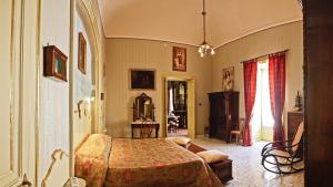 1 dormitorio con 1 cama en una habitación en Casa Barone Agnello, en Cefalú