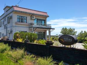 礁渓郷にあるMalin 100 B&B Jiaoxiの前に看板がある家
