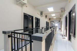 Una televisión o centro de entretenimiento en JJ House Wahid Hasyim