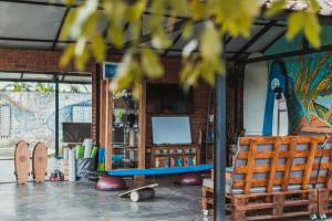 Un patio sau altă zonă în aer liber la Big Brother Surf Inn