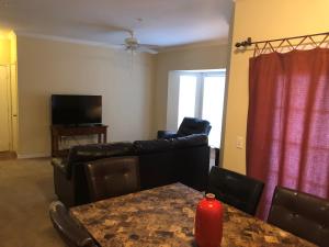 un soggiorno con divano e TV di The Reside Fully Furnished Condos - Medical Stays Welcome a Houston