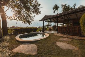 una pequeña piscina en medio de un patio en Big Brother Surf Inn, en Canggu