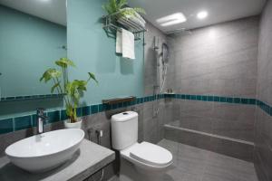 uma casa de banho com um WC, um lavatório e um chuveiro em H Boutique Hotel Xplorer Loke Yew em Kuala Lumpur