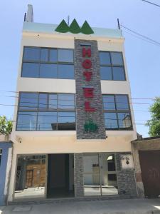 un edificio con un cartel que dice hotel en HOTEL LOS PINOS CENTRO en Tuxtla Gutiérrez