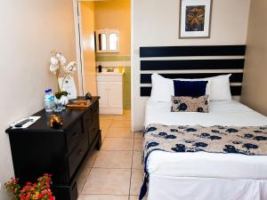 A bed or beds in a room at Eventuality B&B New Kingston