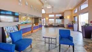 un vestíbulo de un hospital con sillas azules y una mesa en Best Western Desert Oasis, en Ehrenberg