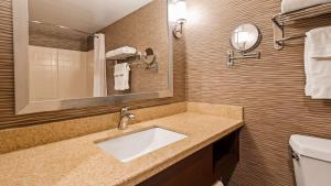 Koupelna v ubytování Best Western Plus Rama Inn & Suites