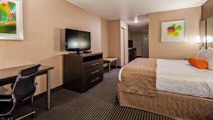 Postel nebo postele na pokoji v ubytování Best Western Plus Rama Inn & Suites