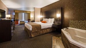 Postel nebo postele na pokoji v ubytování Best Western Plus Rama Inn & Suites