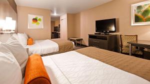 Postel nebo postele na pokoji v ubytování Best Western Plus Rama Inn & Suites