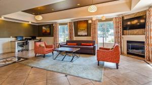 Kuchyň nebo kuchyňský kout v ubytování Best Western Plus Rama Inn & Suites