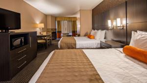 Postel nebo postele na pokoji v ubytování Best Western Plus Rama Inn & Suites