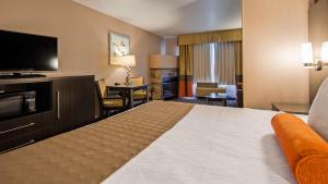 Postel nebo postele na pokoji v ubytování Best Western Plus Rama Inn & Suites