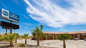 un cartello di fronte a un miglior hotel occidentale di Best Western Desert Oasis a Ehrenberg