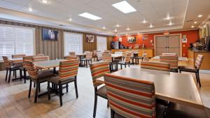 TV a/nebo společenská místnost v ubytování Best Western Plus Rama Inn & Suites