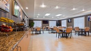 Restaurace v ubytování Best Western Plus Rama Inn & Suites