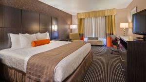 Postel nebo postele na pokoji v ubytování Best Western Plus Rama Inn & Suites