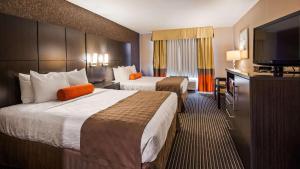 Postel nebo postele na pokoji v ubytování Best Western Plus Rama Inn & Suites