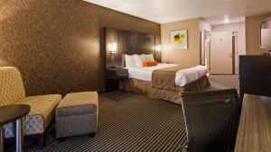 Postel nebo postele na pokoji v ubytování Best Western Plus Rama Inn & Suites