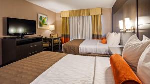 Postel nebo postele na pokoji v ubytování Best Western Plus Rama Inn & Suites