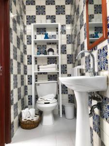 een badkamer met een toilet en een wastafel bij Coyoacan, 2 level Cozy apartment 3Bedrooms, 3Bathrooms, Terrace in Mexico-Stad
