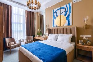 Un pat sau paturi într-o cameră la Lido Central hotel